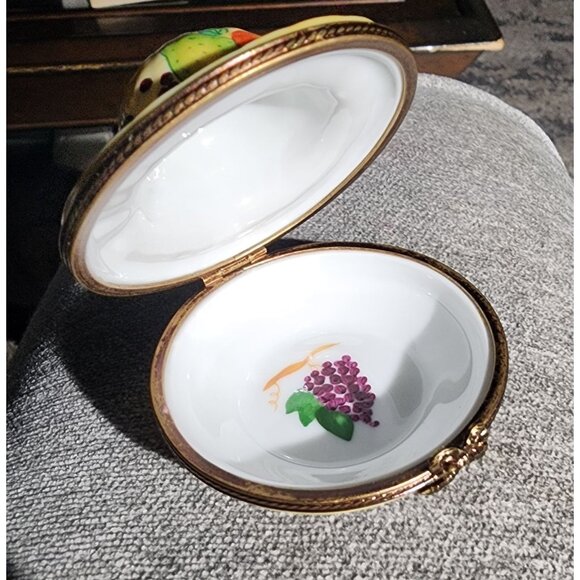 LIMOGES FRANCE PEINT MAIN MARQUE DEPOSEE 'STRAW HAT' TRINKET BOX- SIGNED GIFT - Picture 8 of 9